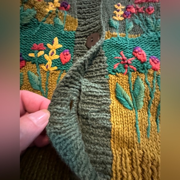 Woman’s gently worn vintage “Fall” themed cardigan hand knitted - Picture 10 of 16